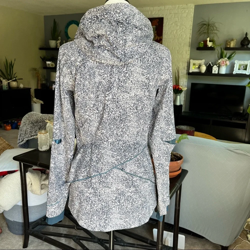 Lululemon Runaway Jacket - Picture 7 of 15